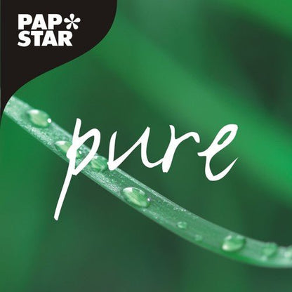 Egy zöld fűszál közeli képe vízcseppekkel mutatja a fehér „pure“ feliratot és így hangsúlyozza a minőséget. Bal felső sarokban megjelenik a PAPSTAR-logó a 100 PAPSTAR tortaalátéttel, karton „pure“ kerek – ideális a vendéglátás számára.