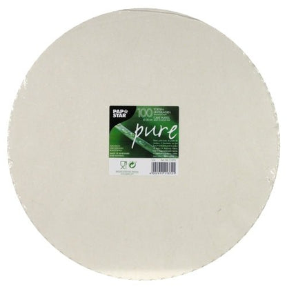 Egy halom kerek, fehér PAPSTAR 100 tortaalátét kartonból „pure“, a PAPSTAR GmbH márkázásával, zöld címkével a mennyiségi adatokkal. A csomagolás vendéglátás minőséggel és újrahasznosítási szimbólumokkal van ellátva.