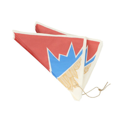 Két PAPSTAR 1000 sültkrumpli tölcsér pergamenhelyettesítőből "Cikk-Cakk" dizájnnal, a PAPSTAR GmbH-tól, egymásra vannak rakva és vékony barna fonallal vannak összekötve.