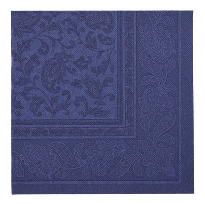 Eine PAPSTAR 50 Servietten "ROYAL Collection" 1/4-Falz 40 x 40 cm in dunkelblau von PAPSTAR GmbH, mit geprägter Blumen- und Paisley-Bordüre, wird flach vor einem unifarbenen Hintergrund präsentiert.
