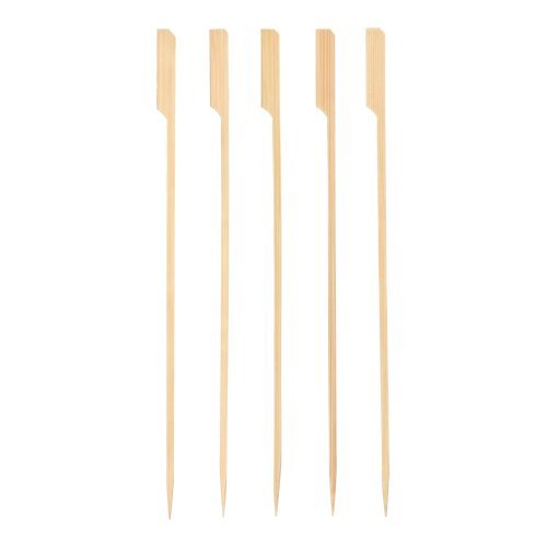 Öt PAPSTAR "pure" grillnyárs fából (25 cm) a PAPSTAR GmbH-től lapos, ferde fejjel és hegyes véggel egymás mellett fehér háttéren. Ideális BBQ-hoz és grillpartikhoz, kartontálcában kapható (150 darab).