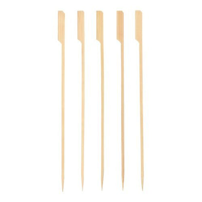 Öt PAPSTAR "pure" grillnyárs fából (25 cm) a PAPSTAR GmbH-től lapos, ferde fejjel és hegyes véggel egymás mellett fehér háttéren. Ideális BBQ-hoz és grillpartikhoz, kartontálcában kapható (150 darab).