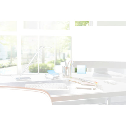 Egy modern íróasztal berendezés egy 3M Post-it® Z-Notes adagoló PRO-val fekete színben és sárga Post-it® Super Sticky Z-Notes-szal (76x76 mm, 90 lap/tömb), jegyzetfüzetekkel, tollakkal és egy lámpával nagy ablakok előtt, ahol napfény és zöld fák vannak kint.