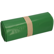 Eine fest verpackte Rolle DEISS Premium Müllsäcke (700x1100x0,1 mm, 120 Liter, grün, 25 Stück) der EMIL DEISS KG (GmbH + Co.) ist mit einer braunen Papierbanderole gesichert, ideal für die Abfallentsorgung, auf weißem Untergrund liegend.