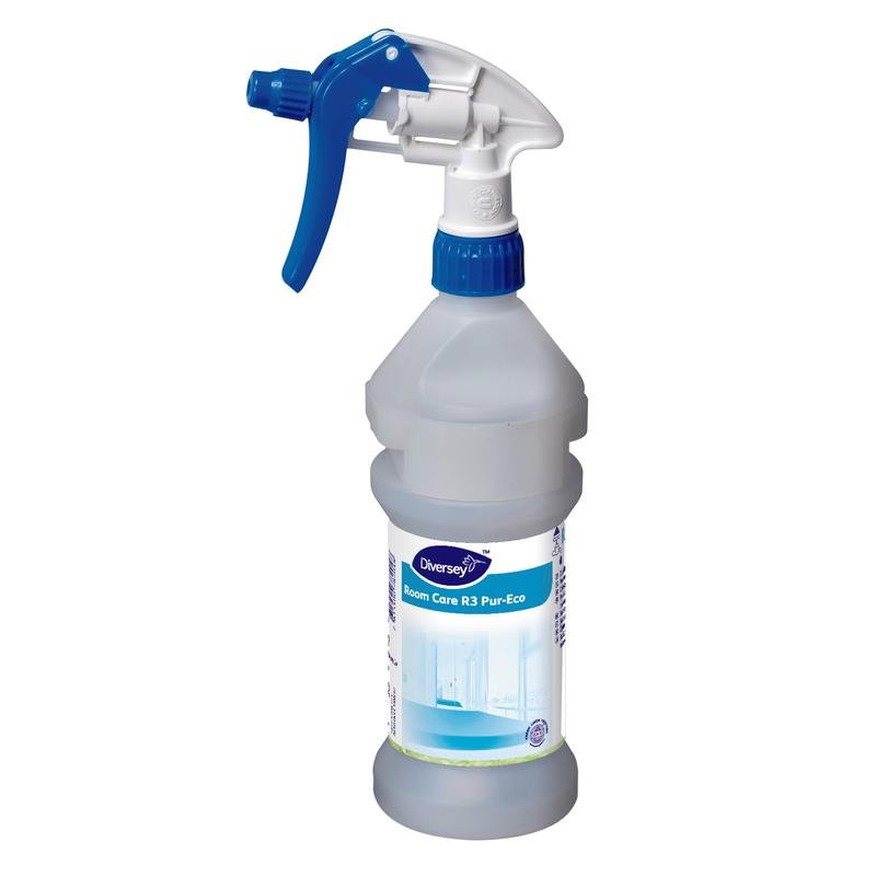 Egy átlátszó, ergonomikus Room Care R3 Plus Pur-Eco szórópalack a Diversey Deutschland GmbH & Co. OHG-tól, kék-fehér szórófejjel, tiszta folyadékot tartalmaz környezetbarát tisztításhoz; A címke egy tiszta helyiséget ábrázol.