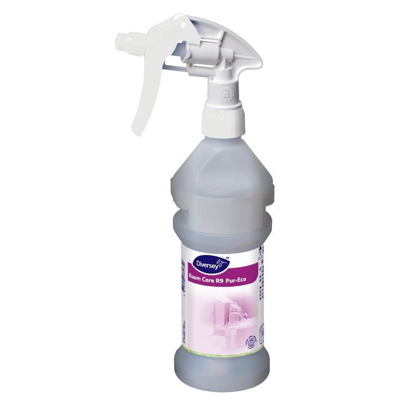 A Room Care R9 Plus Pur-Eco szórópalack, üres, a Diversey Deutschland GmbH & Co. OHG-tól, fehér ravaszú és lila-fehér címkével, tisztasági piktogramokkal ellátott - ideális környezetbarát tisztításhoz.