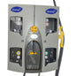 Die Quattro Select Uni AirGap Dosierstation von Diversey Deutschland GmbH & Co. OHG egy szürke fali készülék, amely akár 4 terméket is kezelhet, négy látható rekesszel, átlátszó lemezekkel, csatlakoztatott csövekkel, kompakt kialakítással, forgatógombbal és karral.