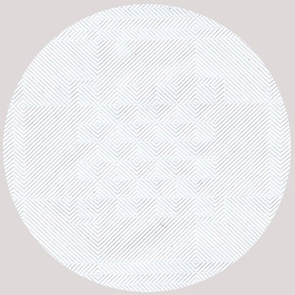 A PAPSTAR GmbH damaszkolt papírasztalterítője (50 m x 0,8 m, fehér | fólia) fehér körmotívumot mutat finom átlós szürke vonalakkal, amelyek finom geometrikus és rombusz alakú mintát alkotnak, és elegáns megjelenést biztosítanak ünnepi alkalmakon.