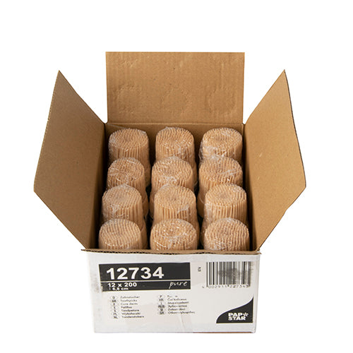 Egy nyitott karton, amely tizenkét halom barna papír sütőformát tartalmaz, mindegyik műanyagba csomagolva, egy "pure" kerek (6,8 cm) fogpiszkáló adagoló mellett áll a PAPSTAR GmbH-tól (200 darab) egy fa tartóban, és segít a konyhai szervezésben.