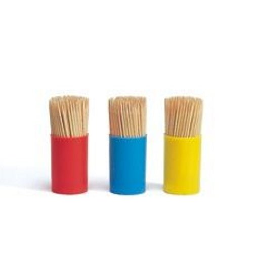 Három kis tartály a PAPSTAR GmbH-tól, mindegyik PAPSTAR fogpiszkálóval töltve, kerek fából készült (6,8 cm, 450 darab), balról jobbra piros, kék és sárga színben állnak egymás mellett egy egyszerű fehér háttér előtt.