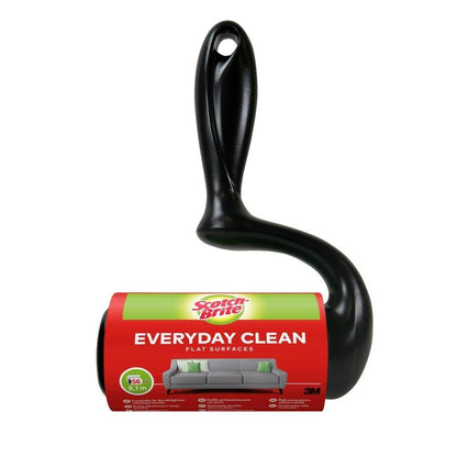 A Scotch-Brite™ Everyday Clean szöszeltávolító lapos felületekre, a 3M Deutschland GmbH-tól, fekete fogantyúval és piros-zöld címkével rendelkezik, amelyen egy kanapé motívum látható; egy csomag 56 lapot tartalmaz.