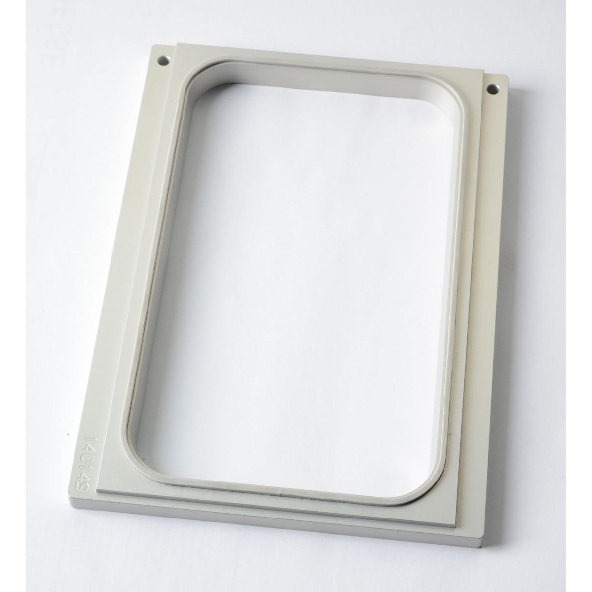 A Duni GmbH DF10/20 kazetta egy téglalap alakú, világosszürke keret lekerekített belső sarkokkal és négy csavarfurattal, ideális a PP tálcák 265x162x50 vagy 265x162x70 mm-es praktikus tárolási megoldására. A csomag 1 darabot tartalmaz.