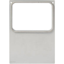 Eine rechteckige Metallplatte, wahrscheinlich eine Frontplatte oder ein Deckel für die Kassette für CPET Schalen 600 ml und 700 ml von Duni GmbH, mit einem großen oberen Ausschnitt und zwei kleinen Löchern in den oberen Ecken.