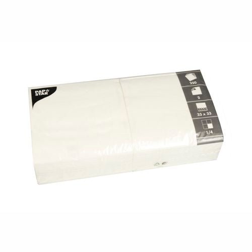 Egy lezárt csomag 250 PAPSTAR 2-rétegű fehér szalvétával (33 x 33 cm, 1/8 hajtás) a PAPSTAR GmbH-tól fekete-fehér címkével – tökéletes egy stílusosan megterített asztalhoz.