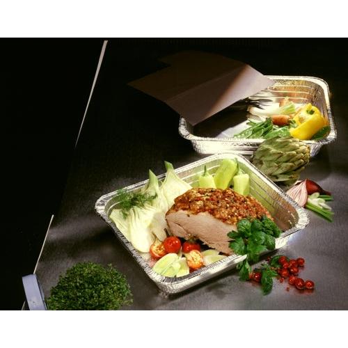 Drei Starpak 3 Gastronorm-Behälter aus Aluminium (8,5 l, 8 cm x 32,6 cm x 52,7 cm) zeigen Gemüse wie Tomaten, Kohl, Artischocke und Paprika sowie einen gewürzten Braten. Kräuter und Petersilie liegen neben den Behältern auf dem dunklen Tisch.