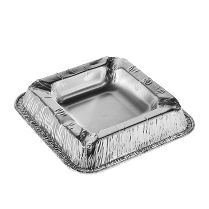 A kép egy négyszögletes, Starpak alumínium eldobható hamutartót ábrázol (2,2 x 12,5 x 12,5 cm), felemelt széllel és fényes felülettel, zsugorfóliába csomagolva (50 darab), ideális vendéglátó-ipari használatra, fehér háttér előtt bemutatva.