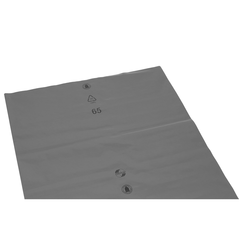 Egy nagy, lapos, szürke LDPE fólia újrahasznosítási szimbólummal és 65-ös számmal, az EMIL DEISS KG (GmbH + Co.)-től, a DEISS szemeteszsákok 575x1000x0,01 mm-es LDPE 70 l-es része, egyszínű fehér háttéren fekszik.