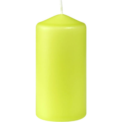 Die Duni GmbH Stumpenkerze (100 x 50 mm, ca. 20h) in hellgrün mit weißem Docht ist vor einem schlichten weißen Hintergrund abgebildet.