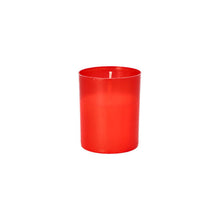 Eine rote PAPSTAR Grablichte "Stundenbrenner" (Ø 5 cm, 6,5 cm hoch, 4er-Pack), unangezündet in einem zylindrischen Halter, steht mittig auf einem schlichten weißen Hintergrund - ein Klassiker der PAPSTAR GmbH.