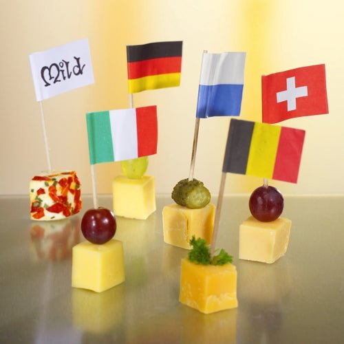 Hat sajtkocka szőlővel vagy fűszernövényekkel van díszítve, és a PAPSTAR GmbH 8 cm-es fehér dekorációs pálcikáival van dekorálva, minden kis zászlón ez áll: „Mild”, Németország, Olaszország, Finnország, Svájc vagy Belgium.