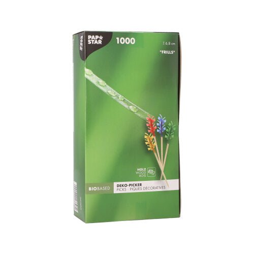 A PAPSTAR 1000 dekorációs pálca 6,8 cm „fodrok” a PAPSTAR GmbH-tól zöld dobozban, színes fodros pálcákkal a asztali dekorációhoz kerül szállításra, és egy csomagolással rendelkezik, amelyen közelről láthatóak a pálcák és egy harmatcsepp a fűben.