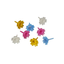 Neun farbenfrohe PAPSTAR Halter für Geburtstagskerzen von PAPSTAR GmbH sind auf weißem Hintergrund angeordnet - eine ideale Geburtstagstorten-Dekoration. Farbig sortiert, erhältlich in einer 144-teiligen Faltschachtel.