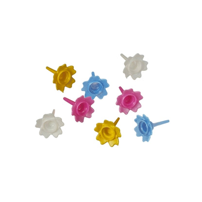 Kilenc színes PAPSTAR születésnapi gyertyatartó a PAPSTAR GmbH-tól fehér háttéren elrendezve - ideális születésnapi tortadekoráció. Szín szerint válogatva, 144 darabos hajtogatott dobozban kapható.