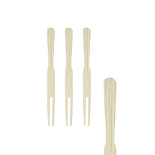 Négy PAPSTAR fingerfood nyárs "pure" (8,5 cm) fából függőlegesen fekszik fehér háttér előtt, három szorosan egymás mellett és egy a jobb szélén - tökéletes party kiegészítő a PAPSTAR GmbH-tól, 500 darabos dobozban.