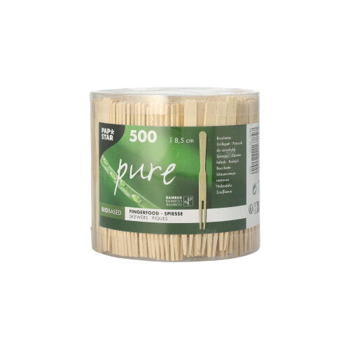 Der durchsichtige Kunststoffbehälter der PAPSTAR GmbH fasst 500 "Fingerfood-Spieße pure" (8,5 cm), perfekt für Snacks. Das grün-weiße "pure"-Etikett zeigt Produktinfos und Branding - ideale Holzspieße für Ihren Partyzubehör-Bedarf.