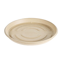 Ein runder, flacher, beigefarbener, biologisch abbaubarer Teller mit Rillenmuster und der Prägung "BioPak" in der Mitte, der aus einem ähnlichen Material wie die Pizzabox Bagasse Braun 356x356x34 der Duni GmbH hergestellt wird. Der Teller hat einen glatten, leicht erhöhten Rand.