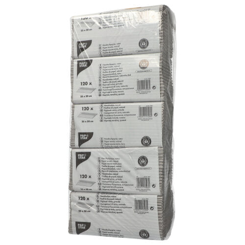 Egy átlátszó csomag a PAPSTAR GmbH-tól hat köteg természetes színű, 1-rétegű C-hajtású kéztörlő papírt (50x25 cm) tartalmaz "120 lap" felirattal, 100% újrahasznosított papírból, és többnyelvű termékinformációval a csomagon.