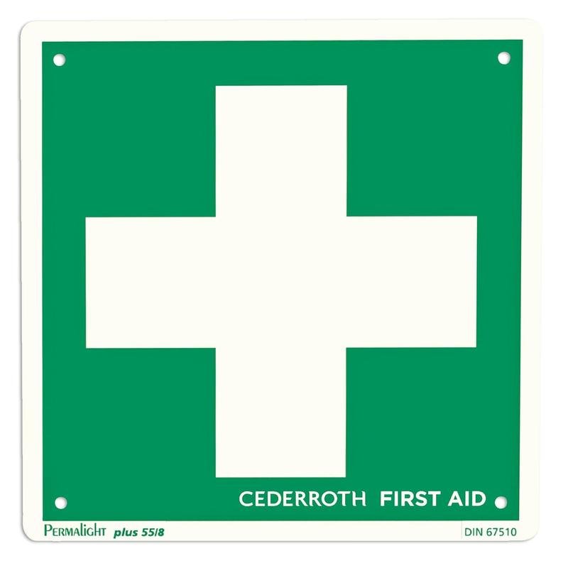 Egy zöld mentőjel - Orkla Wound Care AB keresztje egy nagy fehér kereszttel a közepén; bal alsó sarokban a termék adatai, jobb alsó sarokban pedig a "CEDERROTH FIRST AID" látható. A csomag 1 darabot tartalmaz.