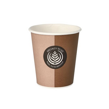 Egy Starpak papírpohár forró italokhoz, 0,2 l, központi logóval, amely stilizált levél dizájn formájában és a „Specialty To Go, friss, forró & finom” szavakkal van kiemelten elhelyezve. Ez az eldobható kávéscsésze ideális a forró italok szerelmeseinek, és elegánsan mutatkozik be egy egyszerű fehér háttér előtt.