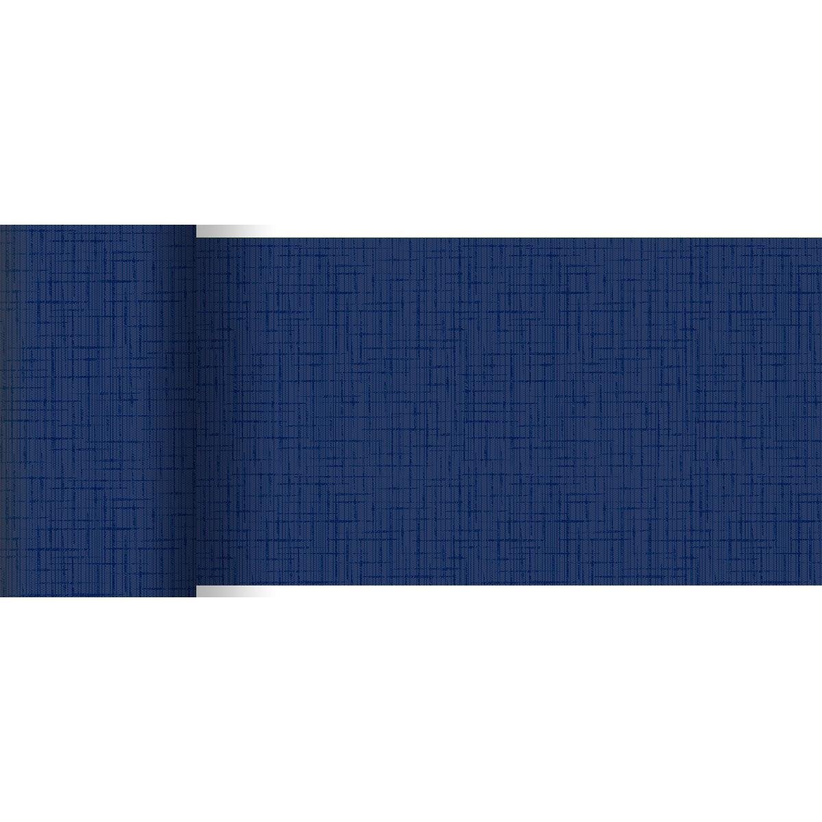 A Duni GmbH 20 m x 15 cm-es Dunicel asztali futója sötétkék, rácsszerű mintázattal rendelkezik - tökéletes stílusos asztaldekorációhoz vagy kreatív felhasználásra, itt részben kigurítva fehér háttér előtt.