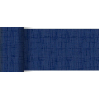 A Duni GmbH 20 m x 15 cm-es Dunicel asztali futója sötétkék, rácsszerű mintázattal rendelkezik - tökéletes stílusos asztaldekorációhoz vagy kreatív felhasználásra, itt részben kigurítva fehér háttér előtt.