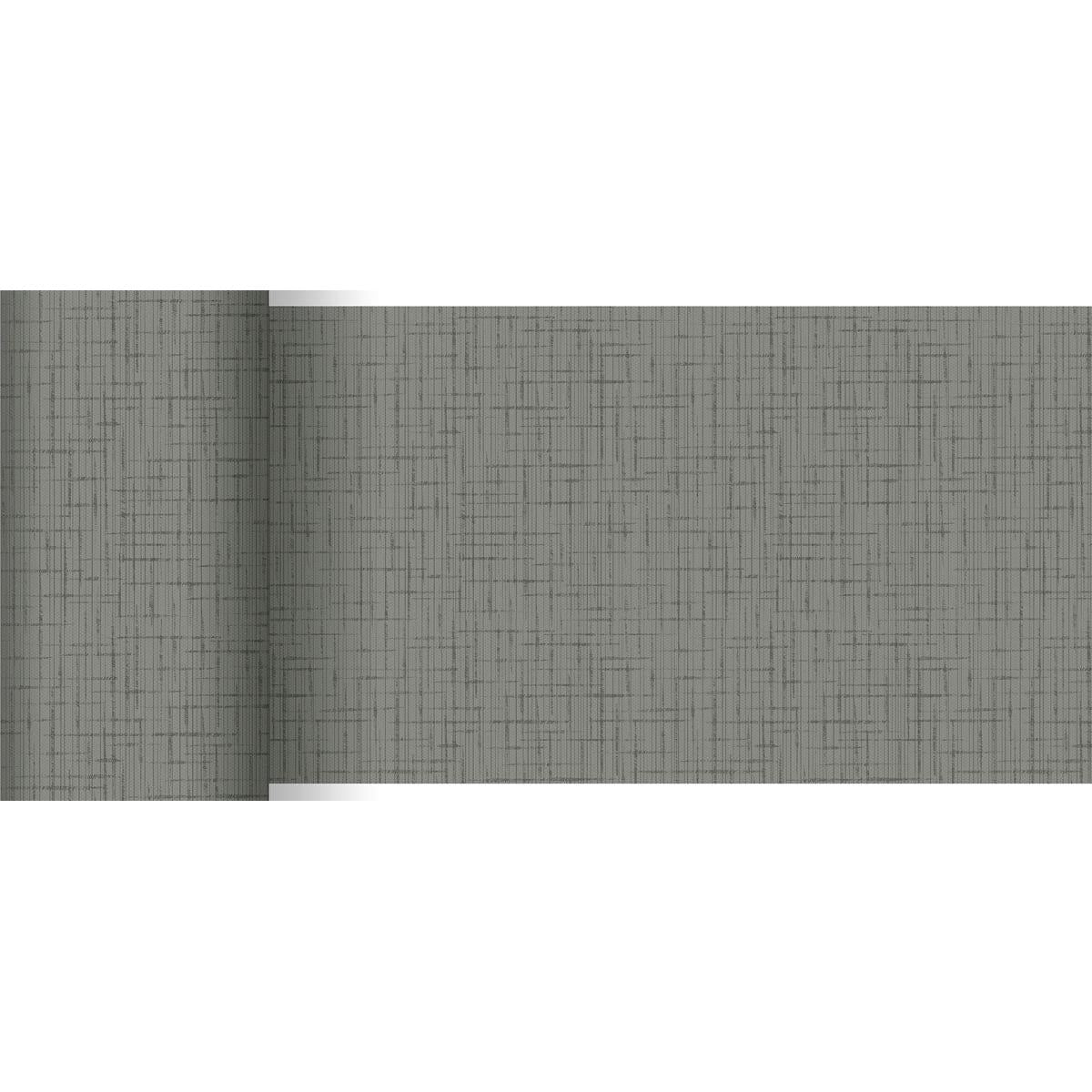 Egy szürke tapétatekercs finom rácsmintával kiegészíti a Duni GmbH 20 m x 15 cm-es Dunicel asztali futóját, amely részben kigurítva van fehér alapon - tökéletes egy stílusos asztaldekorációhoz.