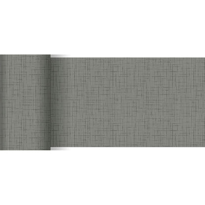 Egy szürke tapétatekercs finom rácsmintával kiegészíti a Duni GmbH 20 m x 15 cm-es Dunicel asztali futóját, amely részben kigurítva van fehér alapon - tökéletes egy stílusos asztaldekorációhoz.