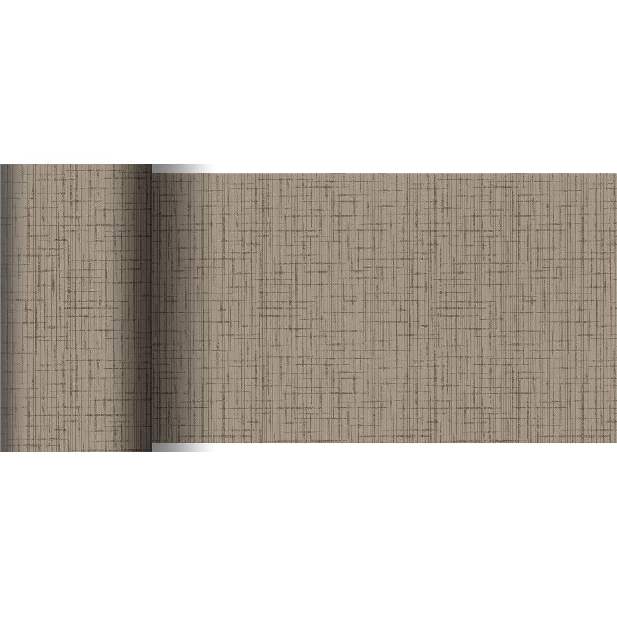 A Duni GmbH 20 m x 15 cm-es Dunicel asztali futója strukturált bézs felülettel és finom barna keresztvonalas mintával részben kigurítva fehér alapon - ideális egy elegáns asztaldekorációhoz.