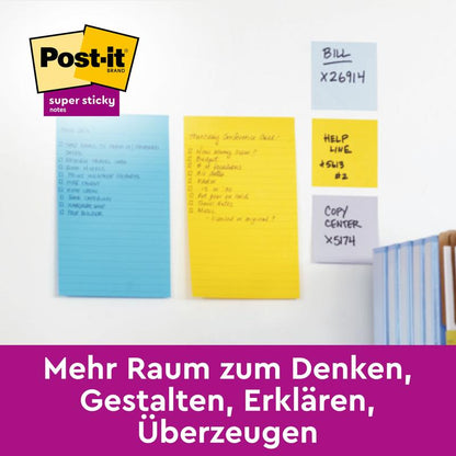 Három nagyméretű Post-it® Super Sticky Notes a 3M Deutschland GmbH-tól különböző színekben egy fehér falon, mindegyik kézzel írt listákkal. Egy lila banner alatta a szlogent mutatja: "Több hely a gondolkodásra, tervezésre, magyarázatra, meggyőzésre."