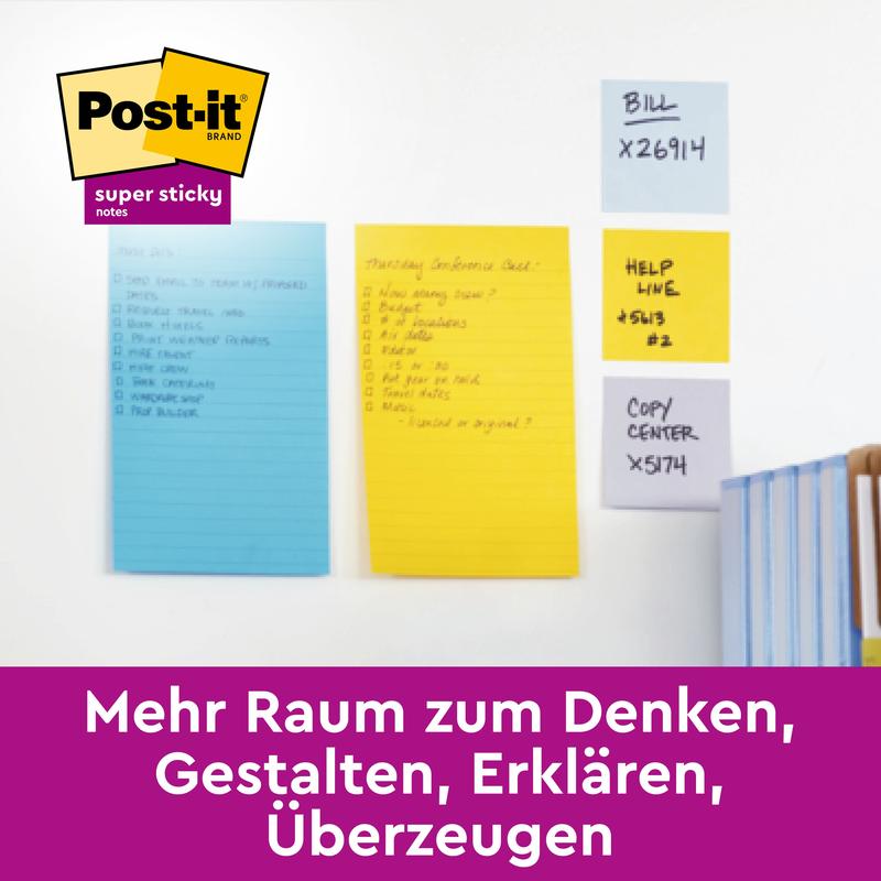 Három 3M Deutschland GmbH Post-it® Super Sticky Notes nagy méretben (101 x 152 mm, vonalas, különböző színek) található egy falon könyvek felett. A Post-it®-logó bal felső sarokban, egy német szövegszalag alul mutatja: "Ideális extra erős ragasztóerőhöz!."