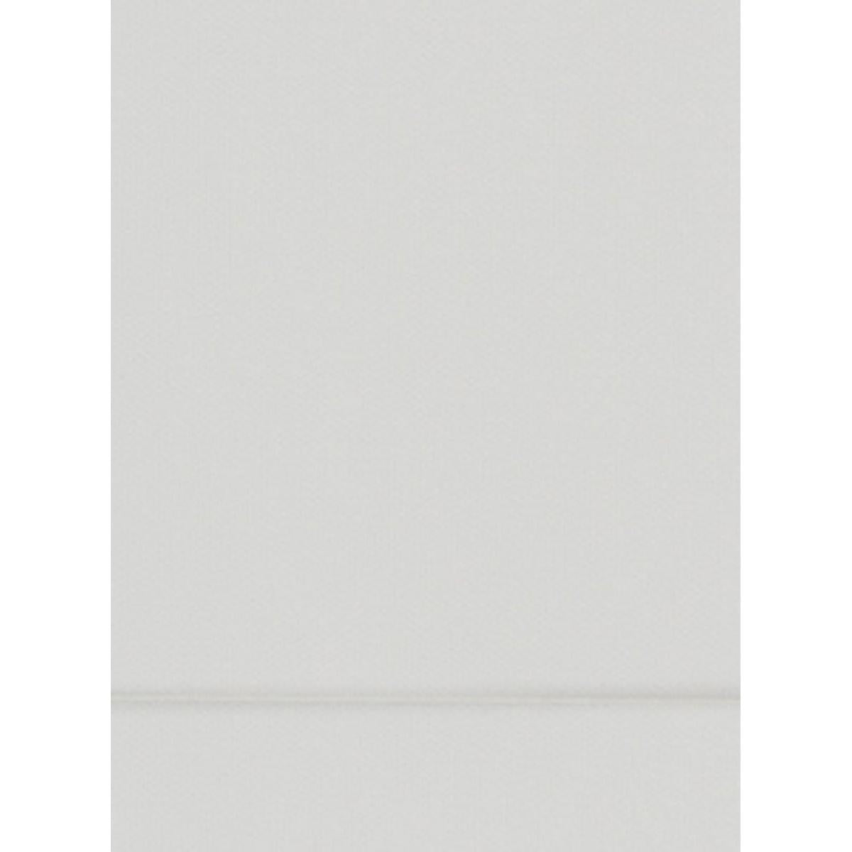 Egy sima, világosszürke felület, amelyen egy gyenge vízszintes vonal található, hasonlít a Duni GmbH Dispenser-Service 24x30 cm, fehér (300 szalvéta csomag; 36 tekercs, mindegyik 300 db) termékére, amely egységes szerkezetű és kb. 24 x 30 cm méretű.