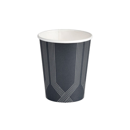 A Circuit Kaffeebecher Bedruckt PAP/PE a Duni GmbH-tól fehér háttér előtt áll, és fekete felületét fehér geometriai vonalmintákkal mutatja be, stílusos, praktikus megjelenést biztosítva.