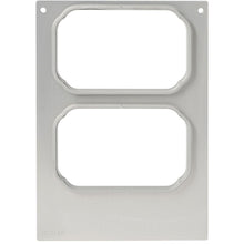 Die Kassette DF10/20 f. CPET Schalen 370 ml (2-nutzig) der Duni GmbH ist eine rechteckige Metallplatte mit zwei vertikal ausgerichteten, abgerundeten Ausschnitten, kleinen Löchern in der oberen Ecke und der Gravur "182540" in der unteren linken Ecke.