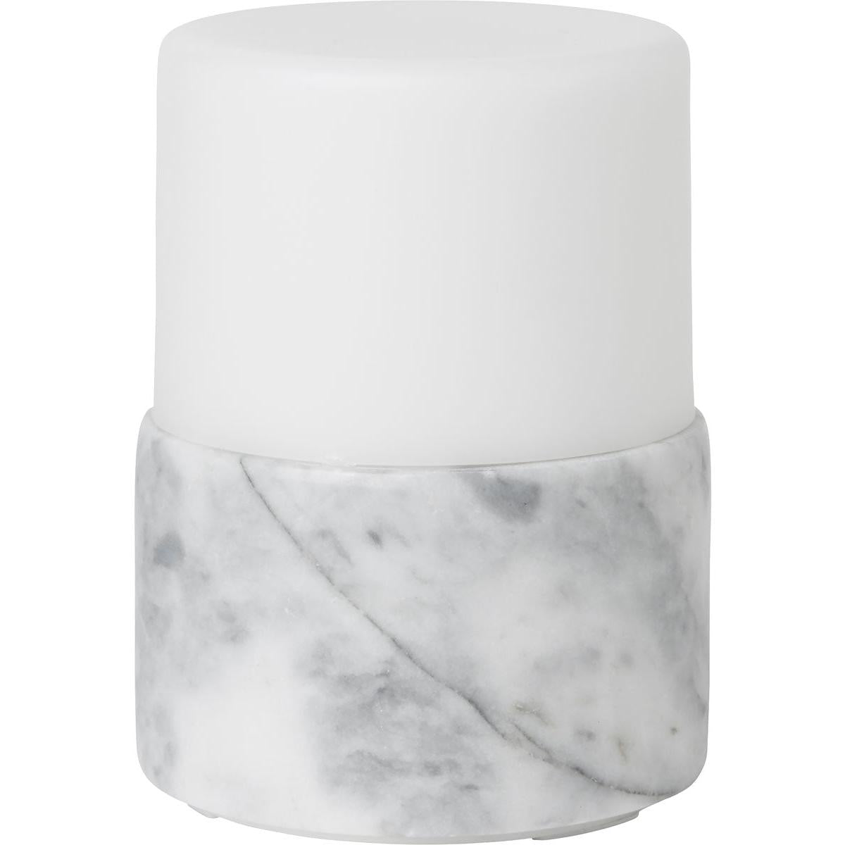 A Duni GmbH LED gyertyatartója (105x75 mm, 1 darab) fehér-márványos dizájnnal és matt fedéllel minden asztalon stílusos hangsúlyt ad, és világos fényt biztosít a dekorációjához.