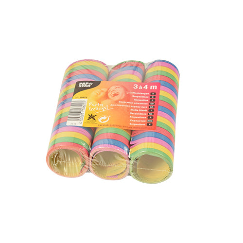 A négy party-szerpentin 3 szerpentin 4m a PAPSTAR GmbH-tól egy fóliába csomagolt csomagban található, narancssárga címkével, termékadatokkal és egy nevető gyermekkel - tökéletes a kiváló minőségű dekorációhoz!