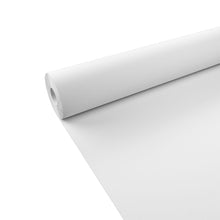 A Duni GmbH Papír asztalterítő tekercs 100x1,18 m - Fehér eldobható asztalterítő | 1 tekercs átlósan van kiterítve fehér háttéren. A praktikus asztalterítő ideális stílusos asztaldekorációhoz és jobbra lefelé terjed.