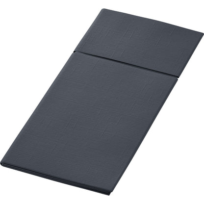 Egy tisztán hajtogatott 480 x 400 mm-es Duniletto paszpartu a Duni GmbH-tól sötétszürke színben, strukturált felülettel és látható hajtásokkal, egyszerű fehér háttéren ábrázolva - az ideális evőeszköztartó és stílusos asztali kiegészítő minden megterített asztalhoz.