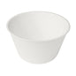 Egy kerek, fehér Bagasse tál 47 cl a Duni GmbH-tól enyhén ferde szögben van ábrázolva fehér háttér előtt. A biológiailag lebomló pohár 35 darabos csomagolásban érkezik.