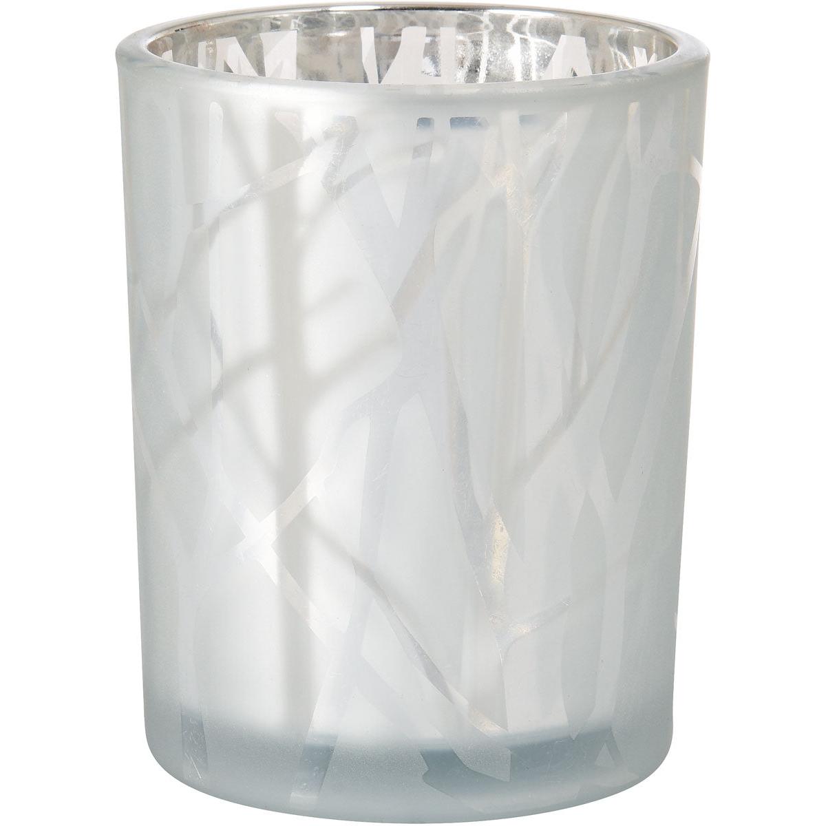 A Duni GmbH Shimmer White 100x80 mm-es gyertyatartója elegáns dizájnjával, fagyos megjelenésével és ezüst belsejével tűnik ki - egy exkluzív lakáskiegészítő, amely feldobja bármelyik szobát; 1 darabos csomagban kapható.