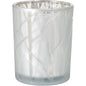 A Duni GmbH Shimmer White 100x80 mm-es gyertyatartója elegáns dizájnjával, fagyos megjelenésével és ezüst belsejével tűnik ki - egy exkluzív lakáskiegészítő, amely feldobja bármelyik szobát; 1 darabos csomagban kapható.
